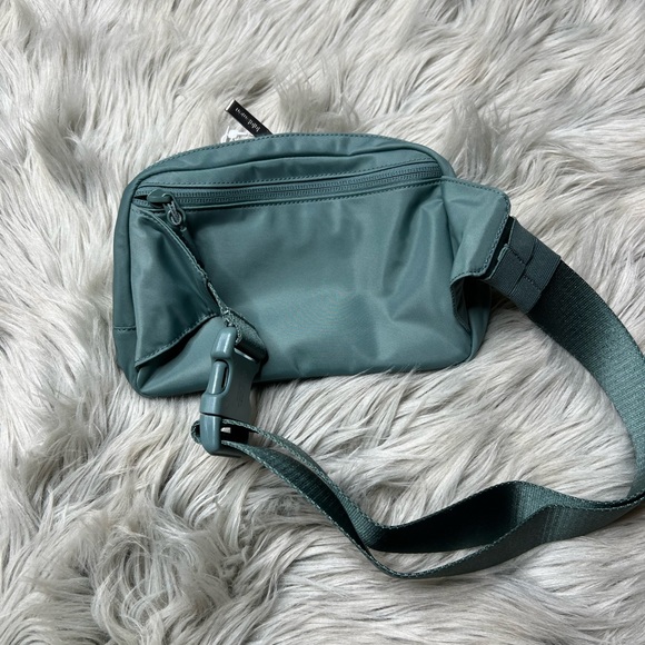 Lululemon everywhere belt bag - Picture 5 of 7